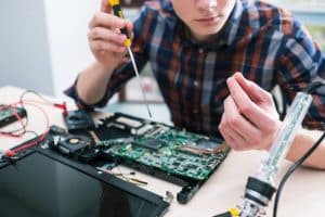 Cursos ingenieria Sevilla, hombre montando sobre una placa de conexiones